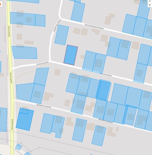 地块边界图：红框为地块，位于住宅街区的路口。