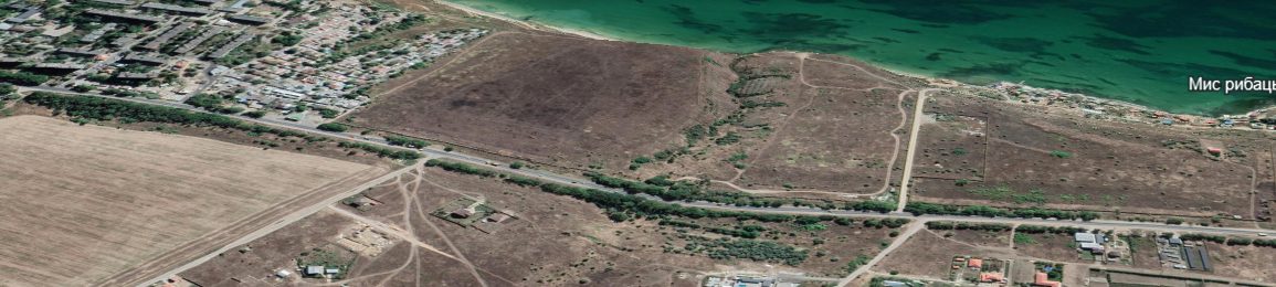 斜视图：M-28 公路以南是空地和海岸，海水清。